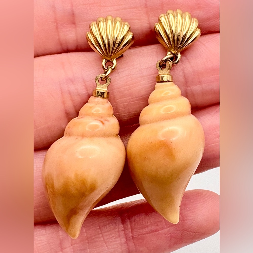 Avon 1975 Sea Shell Peach Conch Shell Dangle Drop Post Earrings